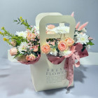 Цветы в сумочке с пионовой розой и хризантемой