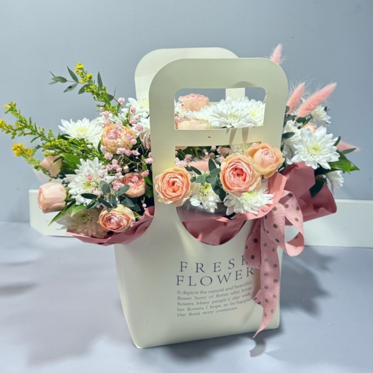 Цветы в сумочке с пионовой розой и хризантемой