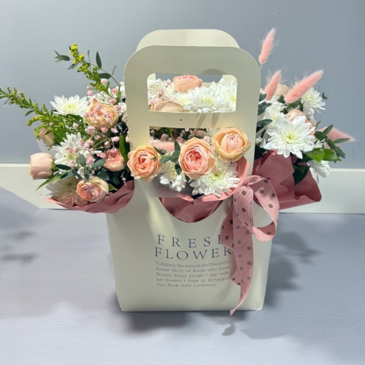 Цветы в сумочке с пионовой розой и хризантемой