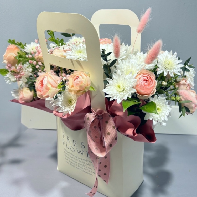 Цветы в сумочке с пионовой розой и хризантемой