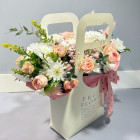 Цветы в сумочке с пионовой розой и хризантемой