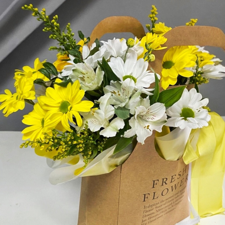 Цветы в сумочке "Жёлтое солнышко" из хризантем Цветы в сумочке "Жёлтое солнышко" из хризантем