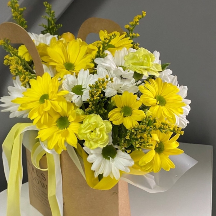 Цветы в сумочке "Жёлтое солнышко" из хризантем Цветы в сумочке "Жёлтое солнышко" из хризантем