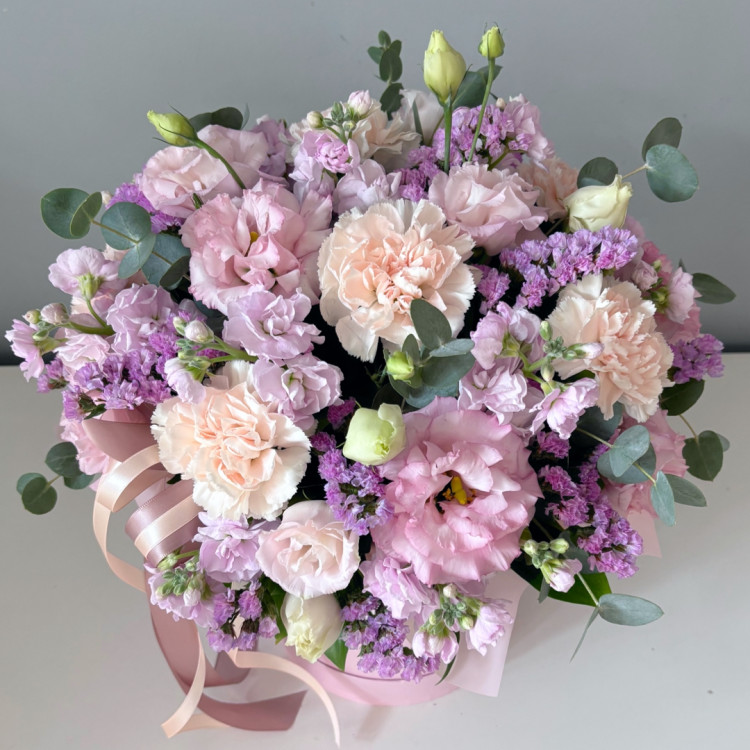 Коробка цветов "Утро Лондона" с эустомой и маттиолой