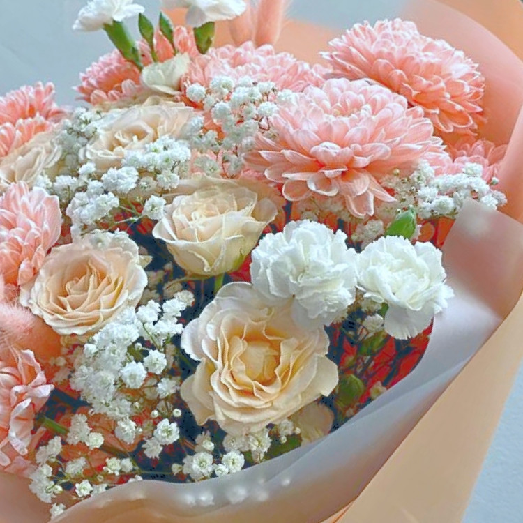 Букет "Персиковый этюд" с хризантемой и гвоздикой Букет "Персиковый этюд" с хризантемой и гвоздикой