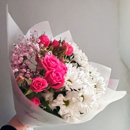  Недорогой букет для мамы с кустовой розой