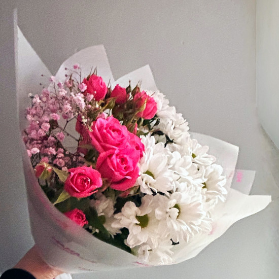  Недорогой букет для мамы с кустовой розой