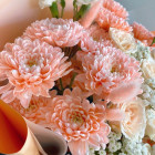 Букет "Персиковый этюд" с хризантемой и гвоздикой Букет "Персиковый этюд" с хризантемой и гвоздикой