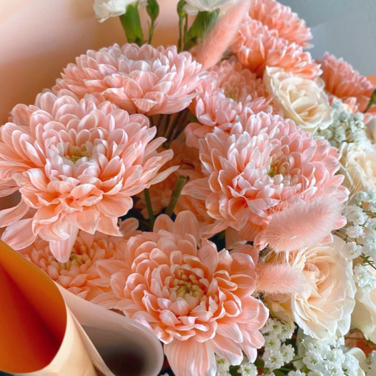 Букет "Персиковый этюд" с хризантемой и гвоздикой Букет "Персиковый этюд" с хризантемой и гвоздикой