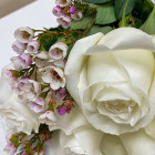 Букет из 9 белых роз с хамелацумом