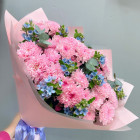 Букет "Незабудка" с хризантемой и оксипеталомом Букет "Незабудка" с хризантемой и оксипеталомом