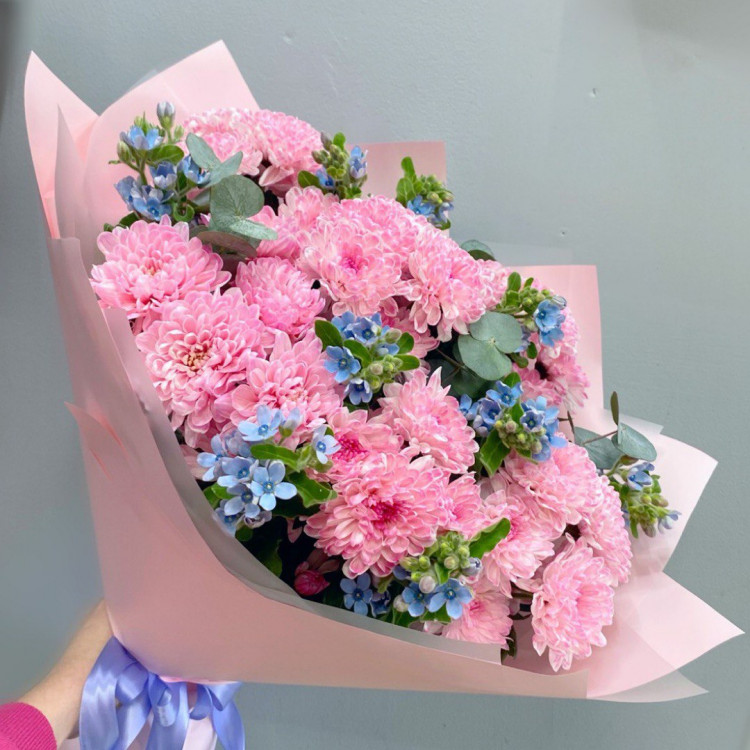 Букет "Незабудка" с хризантемой и оксипеталомом