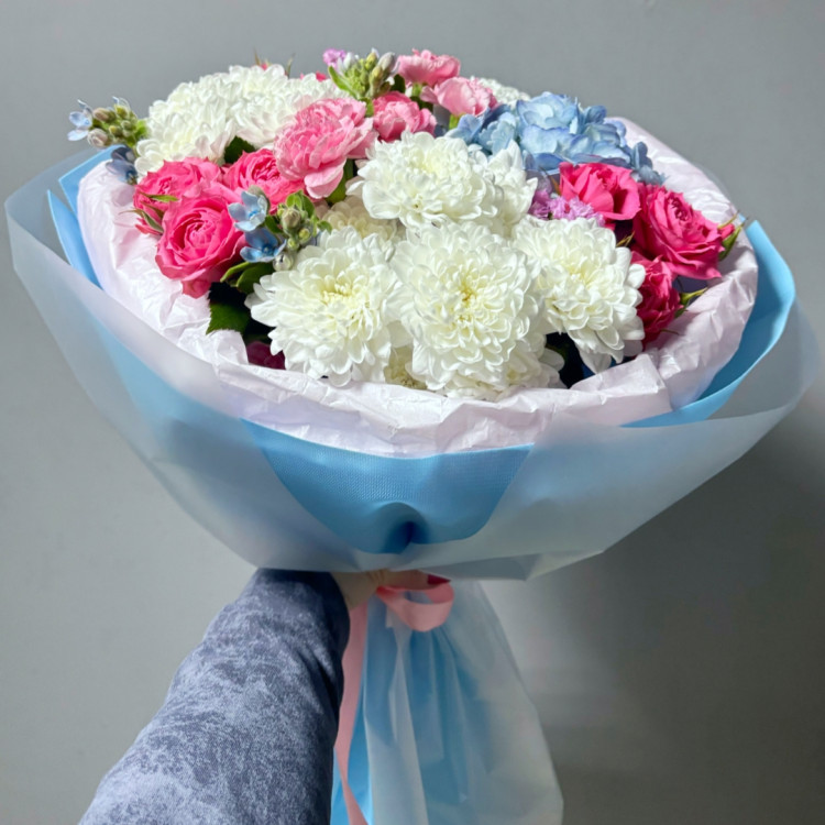 Букет "Озеро любви" с гортензией и кустовой розой