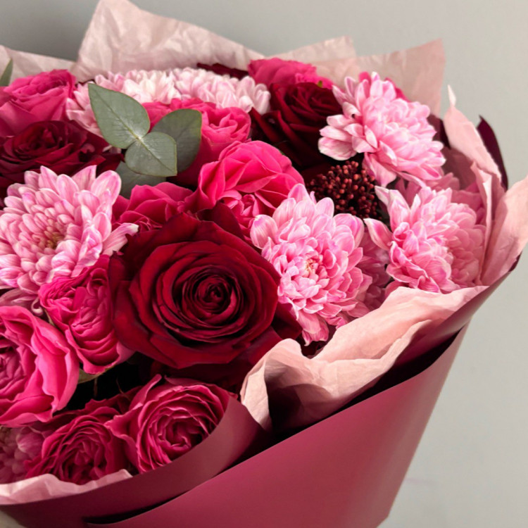 Букет "Тайна цвета" с красными розами Букет "Тайна цвета" с красными розами