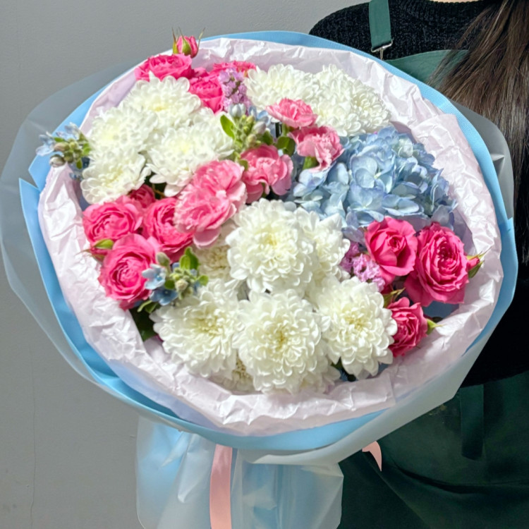 Букет "Озеро любви" с гортензией и кустовой розой