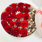 Коробка цветов из роз со сладостями