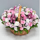 Корзина цветов с орхидеей 