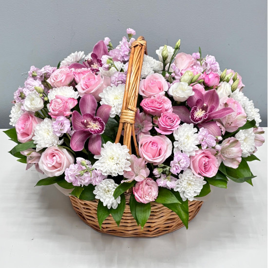 Корзина цветов с орхидеей 