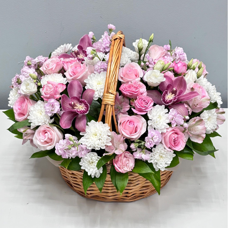 Корзина цветов с орхидеей 