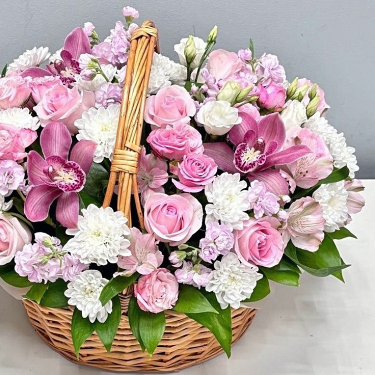 Корзина цветов с орхидеей 