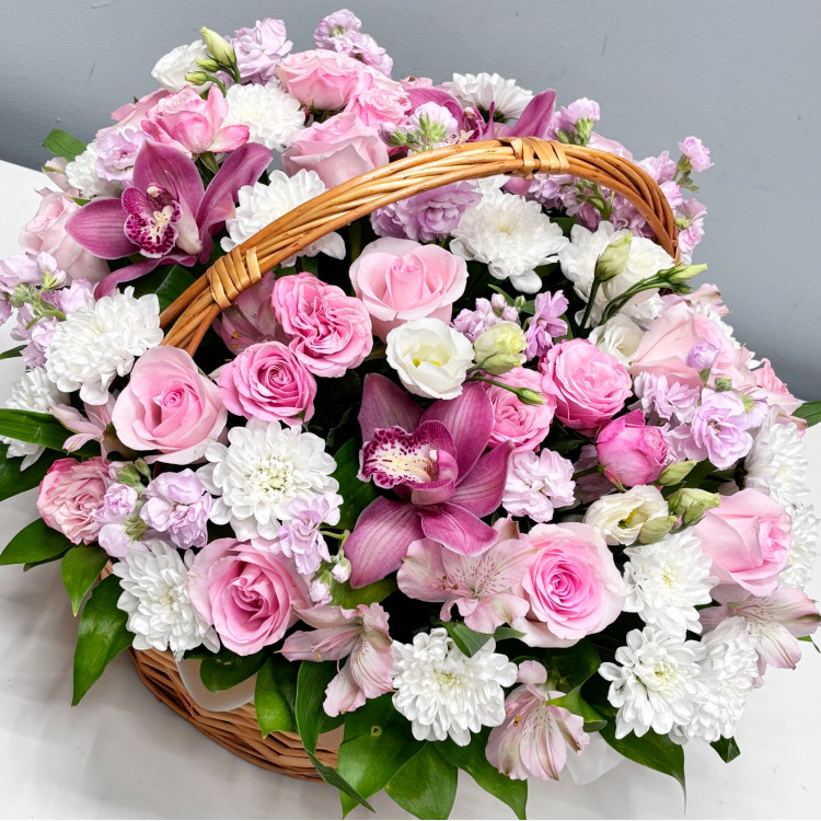 Корзина цветов с орхидеей 