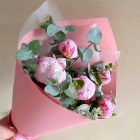 Букет из 5 пионов с эвкалиптом