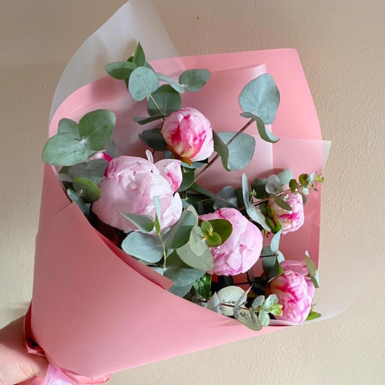 Букет из 5 пионов с эвкалиптом