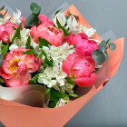 Букет из 7 пионов и альстромерий