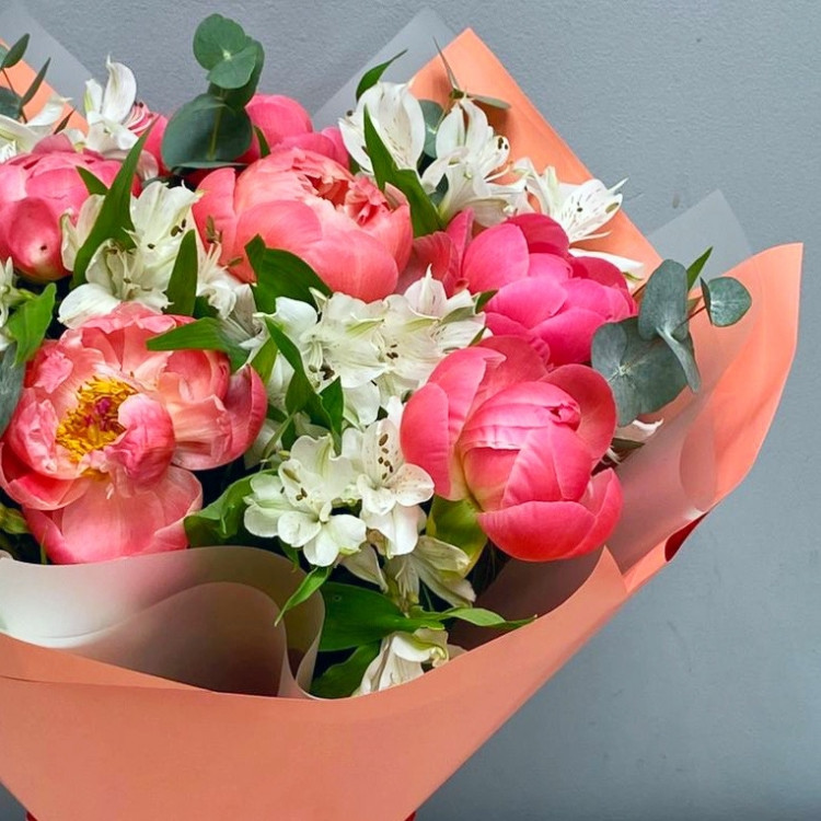 Букет из 7 пионов и альстромерий