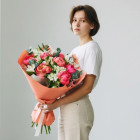 Букет из 7 пионов и альстромерий