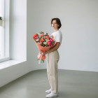 Букет из 7 пионов и альстромерий