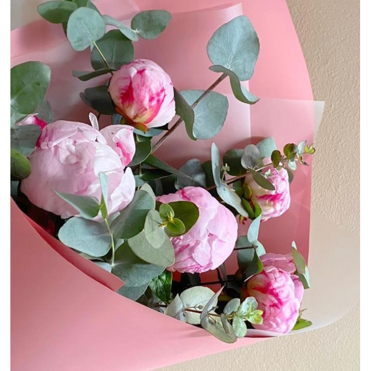 Букет из 5 пионов с эвкалиптом