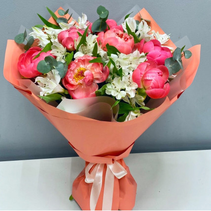 Букет из 7 пионов и альстромерий