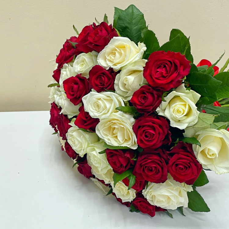 Купить розы в Щёлково с доставкой|Букет из 55 красных и белых роз - Lilium