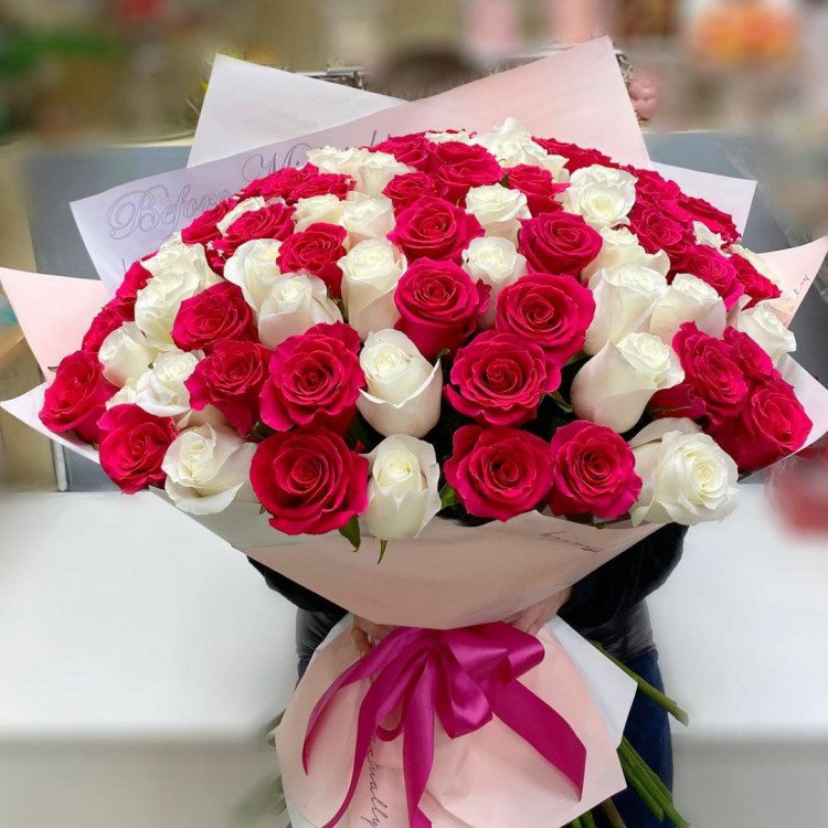 101 белая и розовая  крупная роза