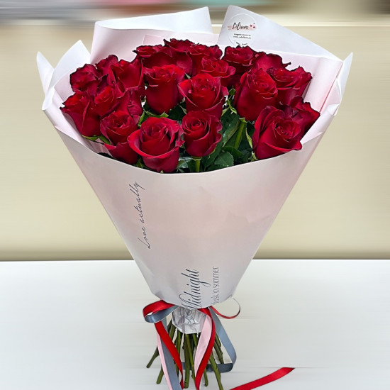 Букет из 25 красных роз " Стильная классика "