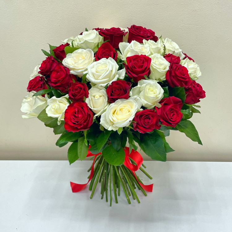 Букет из 55 красных и белых роз 
