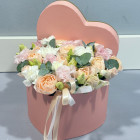 Сердечко "Нежность" из кустовых рох и эустомы Сердечко "Нежность" из кустовых рох и эустомы