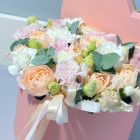 Сердечко "Нежность" из кустовых рох и эустомы Сердечко "Нежность" из кустовых рох и эустомы