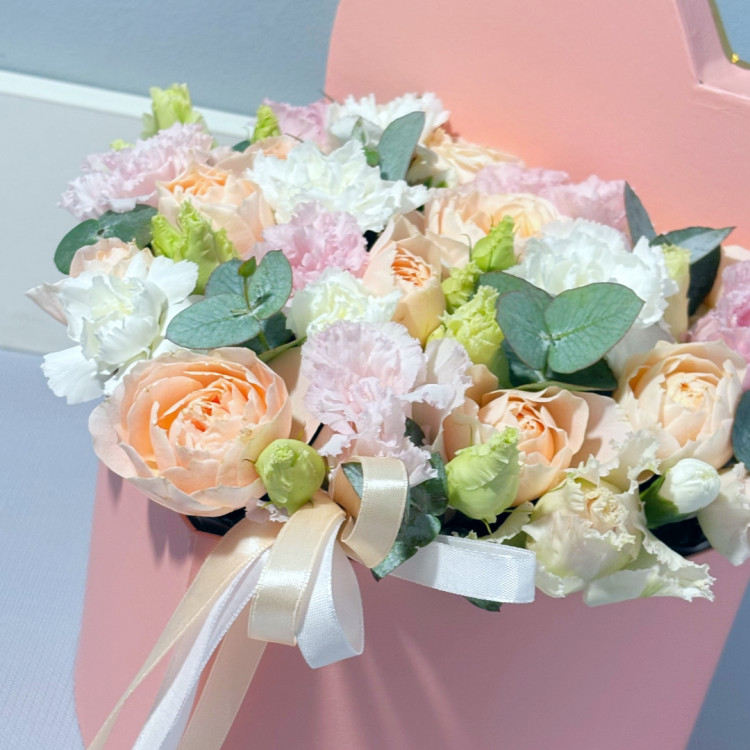 Сердечко "Нежность" из кустовых рох и эустомы Сердечко "Нежность" из кустовых рох и эустомы