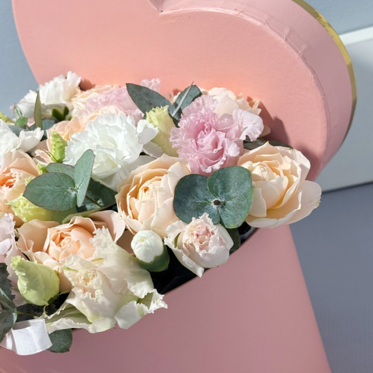 Сердечко "Нежность" из кустовых рох и эустомы Сердечко "Нежность" из кустовых рох и эустомы