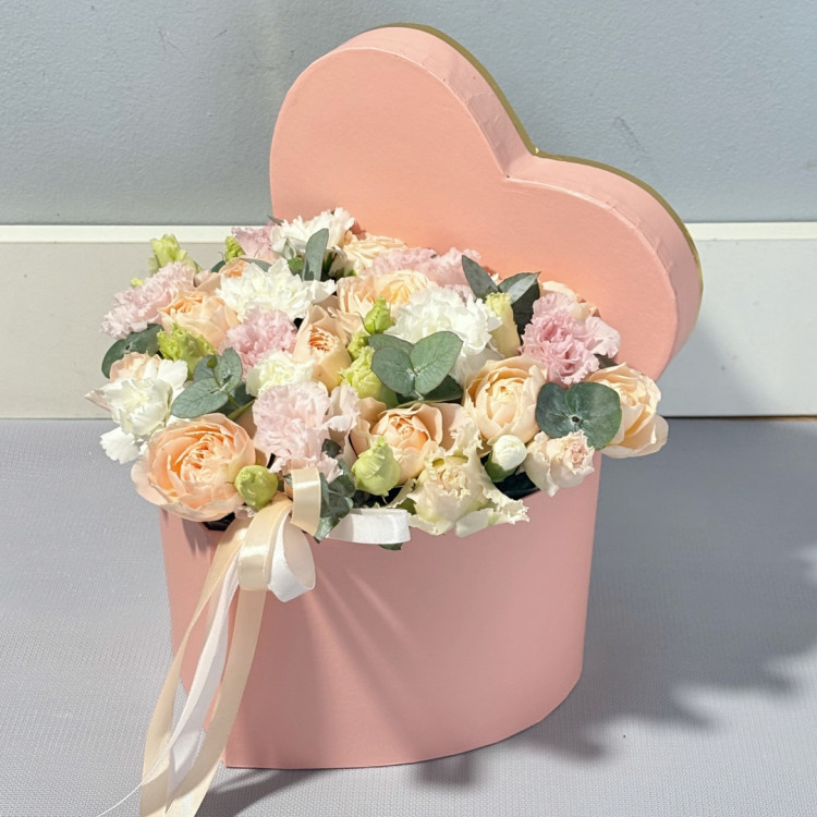 Сердечко "Нежность" из кустовых рох и эустомы Сердечко "Нежность" из кустовых рох и эустомы