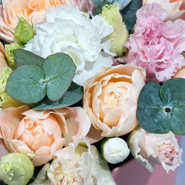 Сердечко "Нежность" из кустовых рох и эустомы Сердечко "Нежность" из кустовых рох и эустомы