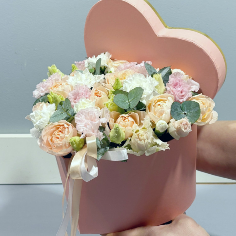 Сердечко "Нежность" из кустовых рох и эустомы Сердечко "Нежность" из кустовых рох и эустомы