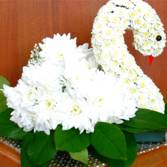  Фигурка из цветов "Белый лебедь"